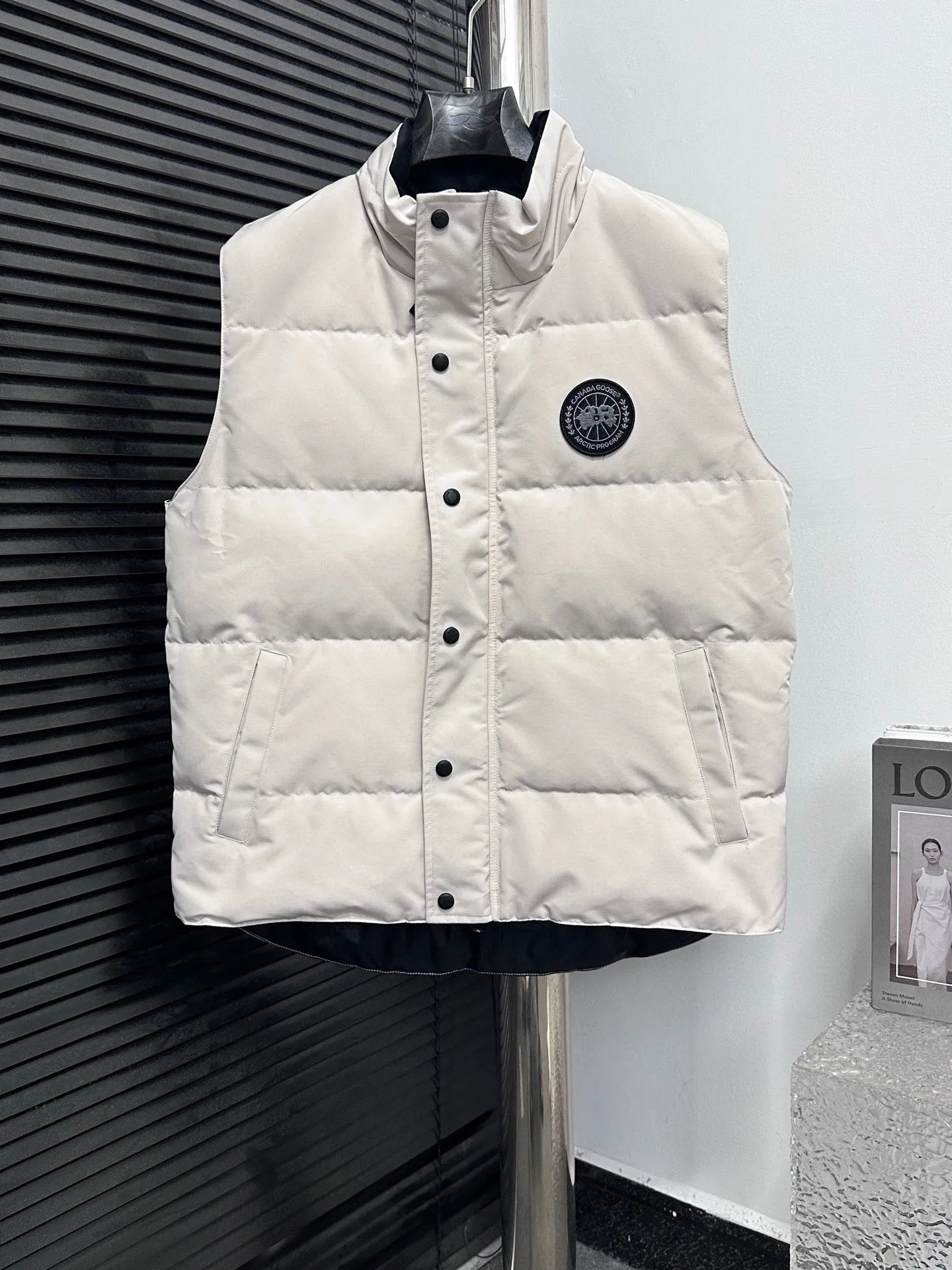 P360 [Canada Goose] Canada Goose black label #Freestyle Crew 4151mb men’s and women’s vest down ➖ Imported Behringer embroidery machine with customized 10,000-needle embroidery label! ➖ Imported 21-count polyester-cotton blended original fabric, using Feather-Light 10D waterproof coating fabric, made of 84.5% polyester fiber and 15.5% cotton, 100% the best feel in the entire network! ➖ The genuine official website uses the national standard 80 white duck down, and will never be misled by false claims such as 90 down or goose down! ➖ 100% nylon nylon lining with double double-layer sealing design to prevent velvet from running away. Top-grade polar fleece is used in the collar and pockets to keep warm and comfortable! ➖ Yoshida YKK provides original custom-made electroplated sliders. YKK two-way lockable zippers are tight and smooth and will not peel off paint! ➖ 3M composite original Velcro is durable, and all accessories and hardware are disassembled and customized! ⛔No slander, no exaggeration, no need for too much copywriting, because it is focused, it is professional!  SIZE: XS S M L XL XXL